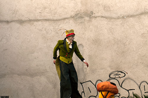 Hombre a los zancos que evolucionan delante de una pared - © Norbert Pousseur