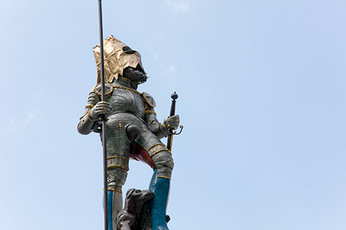 Statue in the helmet of paper in Zurich - © Norbert Pousseur