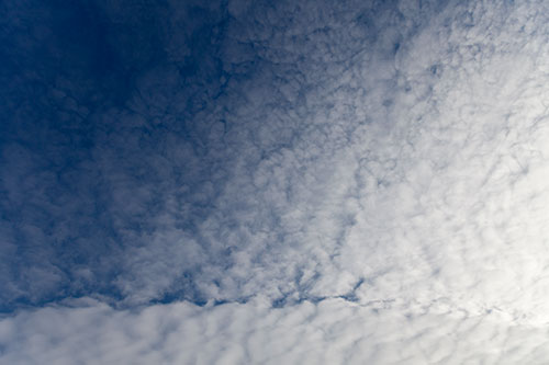 Le ciel bleu sera bientôt affacé par la zone dense nuageuse -  © Norbert Pousseur