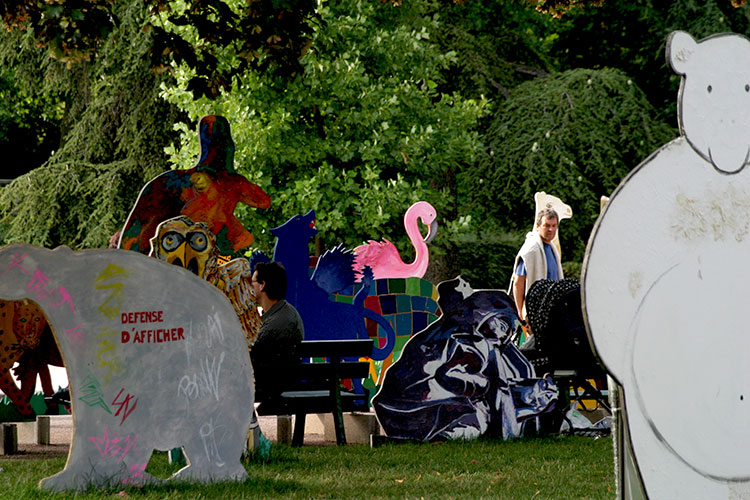 Animaus et homme sur son banc au  bestiaire Henri Darcy de Dijon - © Norbert Pousseur