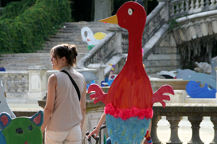 Oiseau en robe rouge du bestiaire Henri Darcy de Dijon - © Norbert Pousseur