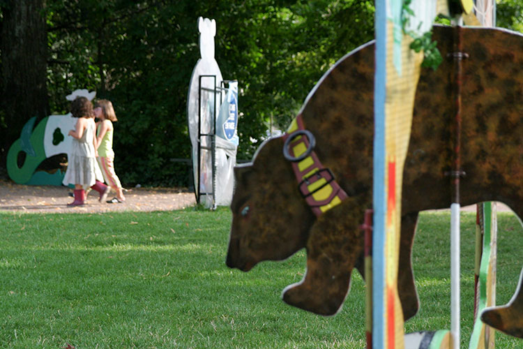 Ours brun sur pelouse verte au  bestiaire Henri Darcy de Dijon - © Norbert Pousseur