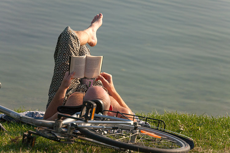 Lire au bord de l'eau © Norbert Pousseur