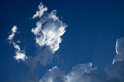 https://www.incertitudes-photographiques.net/serie-mini/nuages/nuage-ciel-bleu-5d2d2_8522.jpg
